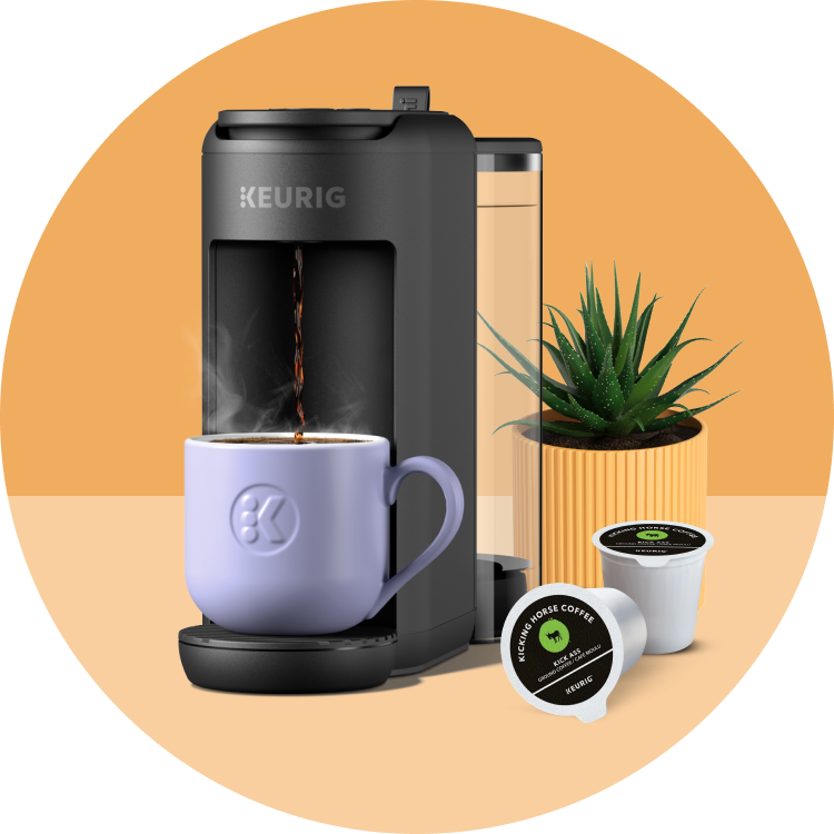 Cafetière Keurig® K-Mini Mate+ infusant un café dans une tasse