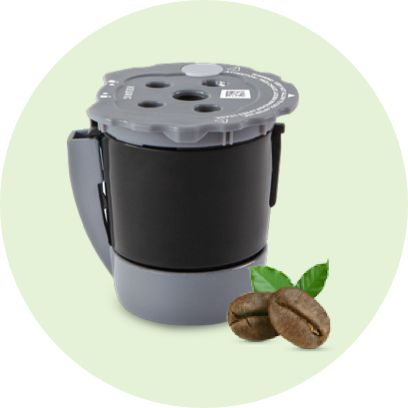 Le filtre réutilisable universel My K-Cup®  affiché avec des grains de café.