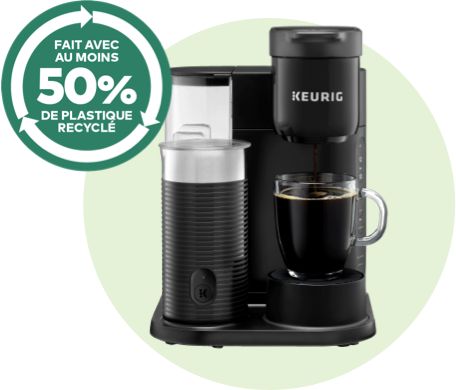 Cafetière K-Cafe Essentials® en noir avec un cercle vert, indiquant qu'elle est fabriquée à partir d'au moins 50 % de plastique recyclé.